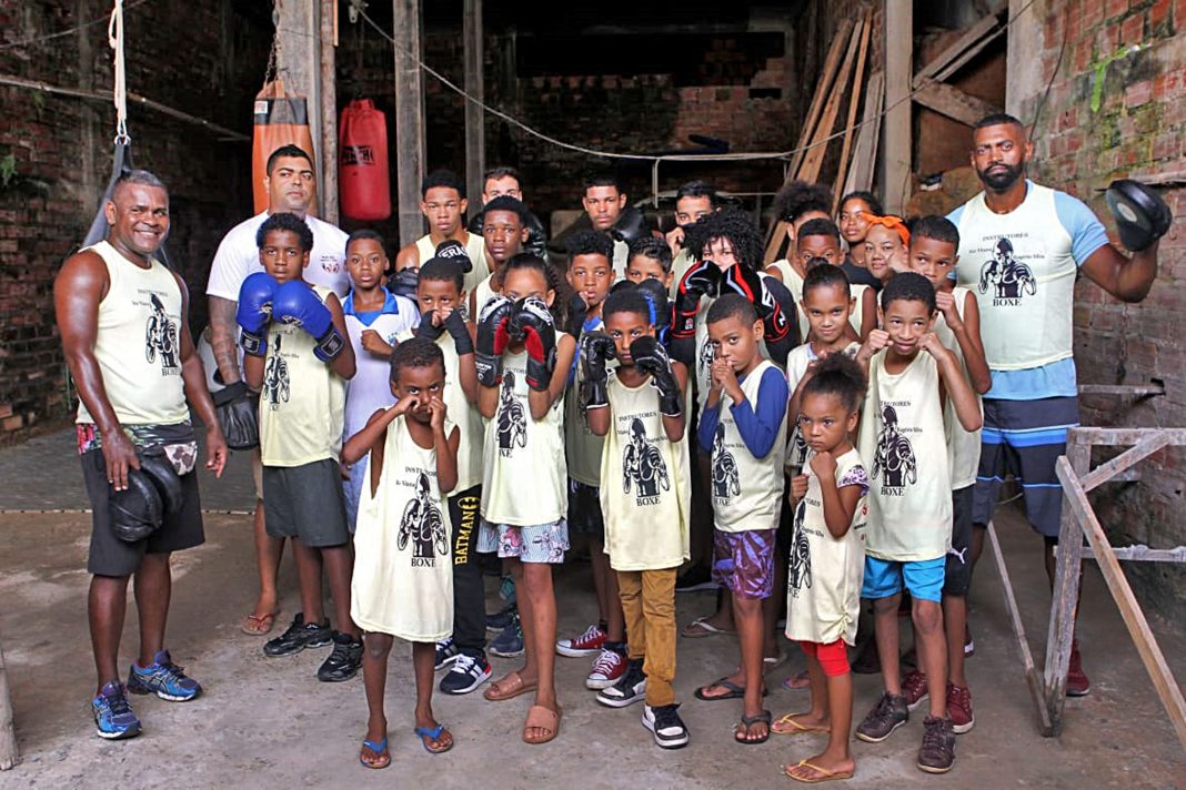 Aulas de boxe apresentam esporte e inclusão social em bairros de Salvador