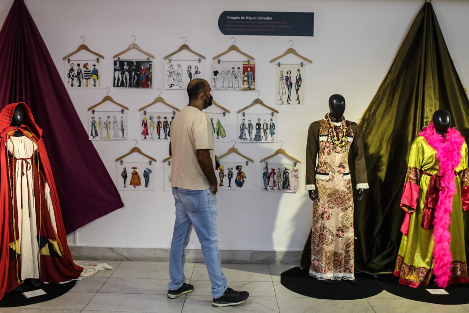 Maria Marighella promove exposição Figurinos de Miguel Carvalho no Centro Cultural da Câmara de Salvador